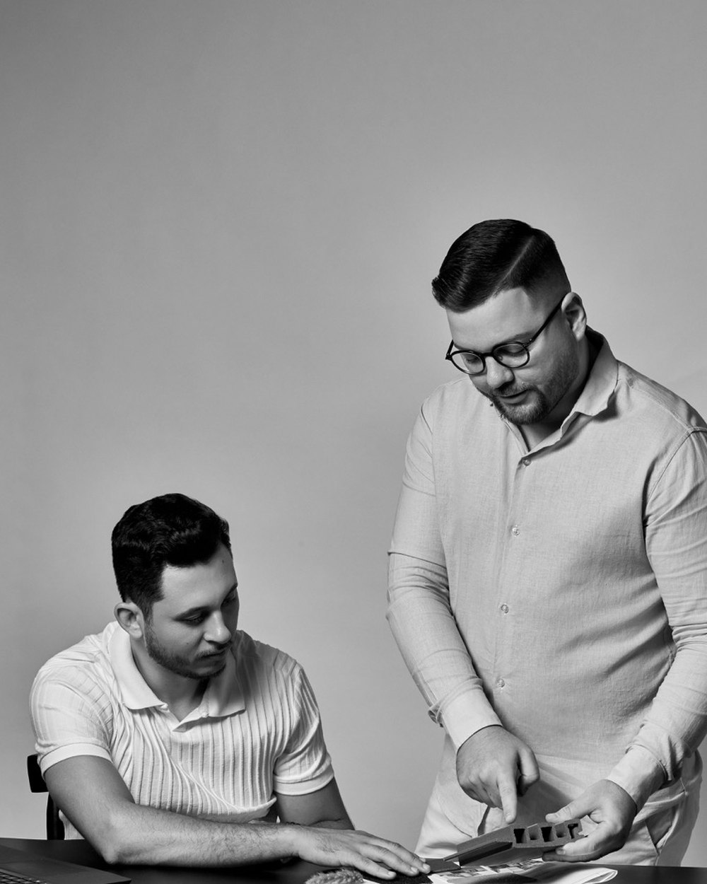 Os dois arquitetos da Vino avaliando materiais e definições de um projeto em desenvolvimento