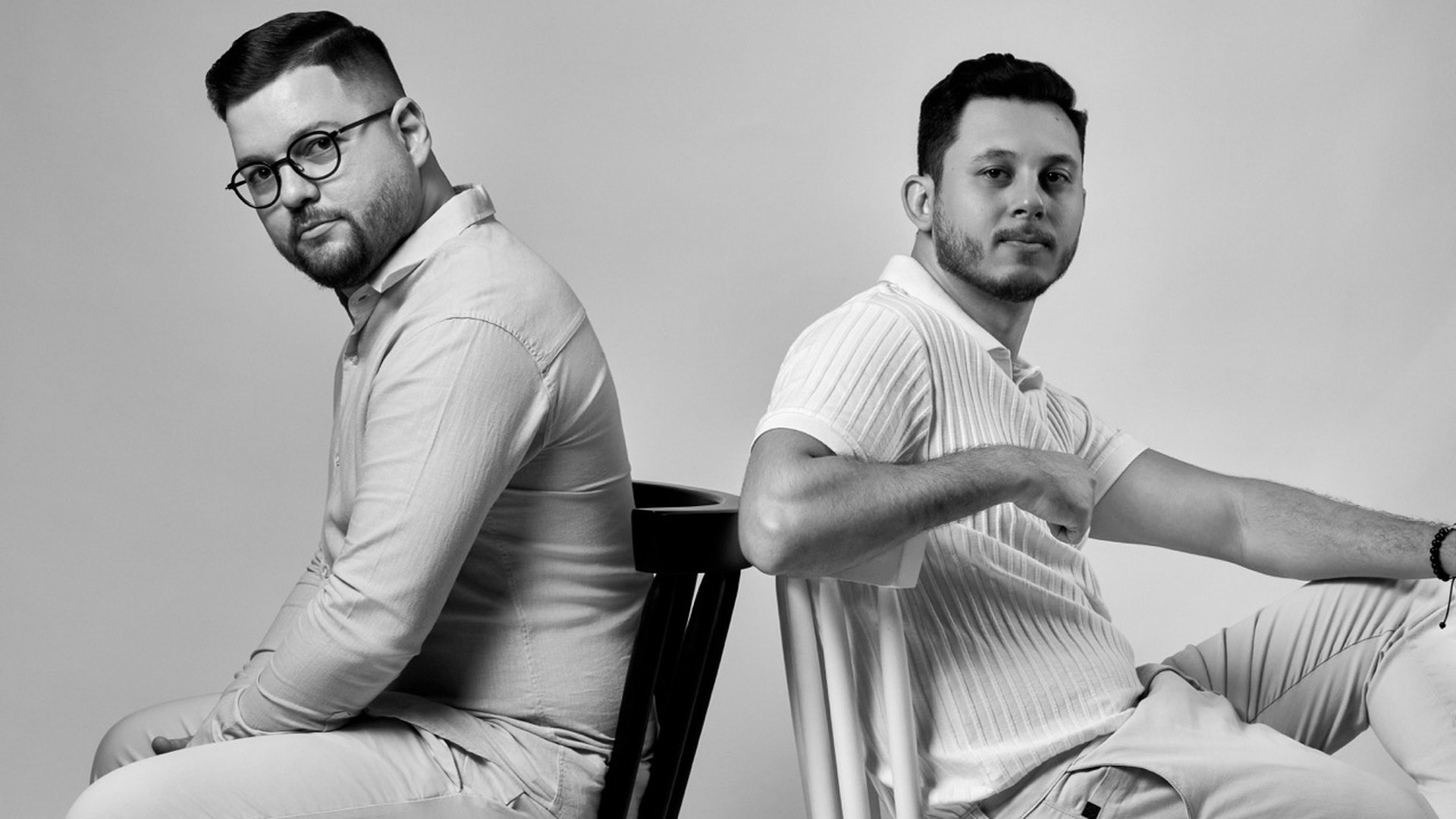 Os arquitetos Vinicius de Souza e Noel Oliveira, sócios da Vino Arquitetura, em retrato de estúdio
