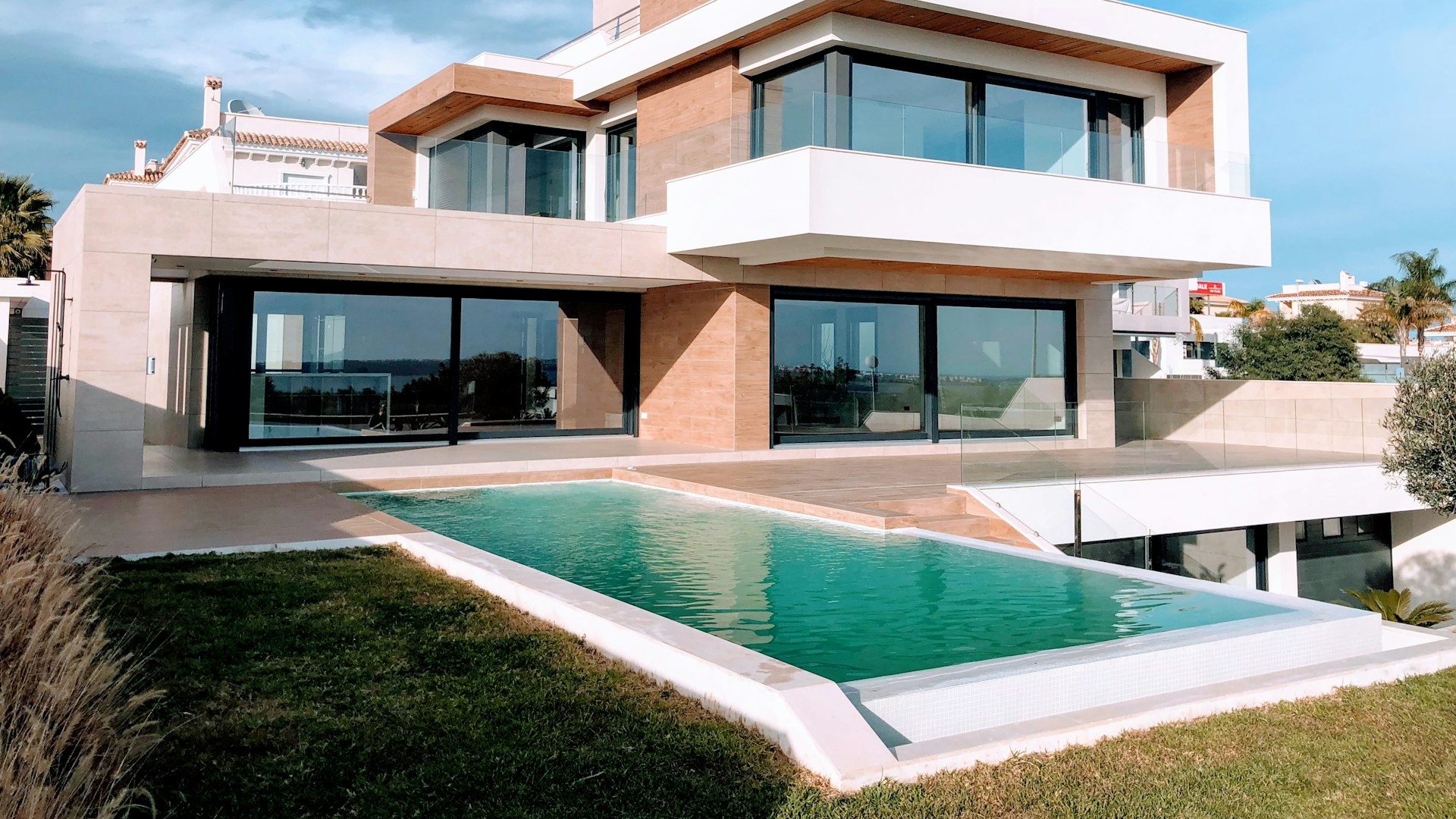 Residência contemporânea com volumes brancos e vidro